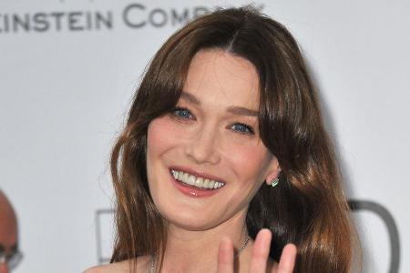 Carla Bruni ist mittlerweile eine mustergültige Politikergattin - in ihrer Jugend war sie freizügiger unterwegs Carla Bruni ist mittlerweile eine mustergültige Politikergattin - in ihrer Jugend war sie freizügiger unterwegs