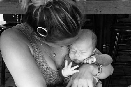Ein Kind steht ihr gut: Kaley Cuoco hält Baby Hayden sicher im Arm Ein Kind steht ihr gut: Kaley Cuoco hält Baby Hayden sicher im Arm