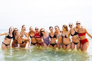 Taylor Swift im roten Bikini inmitten von Freundinnen beim Baden am US-Nationalfeiertag