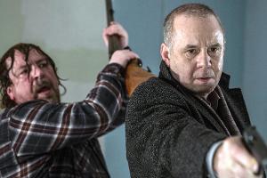 "Tatort: Das Haus am Ende der Straße": Rolf Poller (Armin Rohde, l.) attackiert Kriminalhauptkommissar Frank Steier (Joachim...