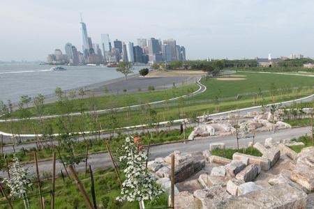 Die Hügel auf Governor Island erlauben traumhafte Aussichten auf Manhattan