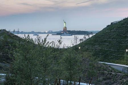 Die berühmte Freiheitsstatue in der Abenddämmerung