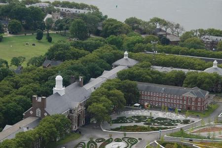 Blick auf den Freizeitpark und historische Gebäude auf Governor Island