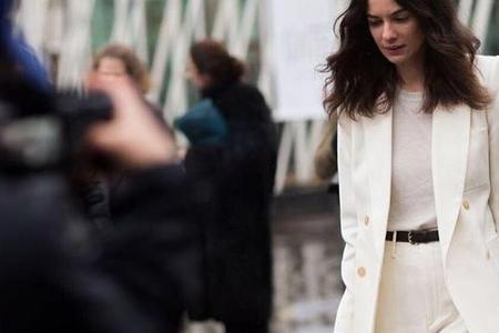 Ein perfekt sitzender Hosenanzug in Weiß ist ein Must-have für alle Businessfrauen