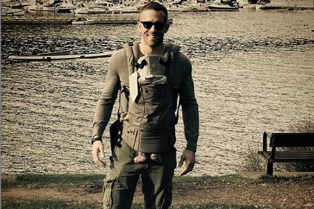 Blake Lively (27) gönnt ihrem Baby Privatsphäre und versteckt es hinter einem Baby-Tragegurt. In Richtung Ehemann Ryan Reyno...