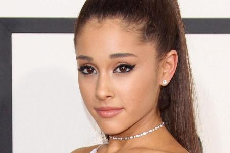 Ein perfekter Lidstrich wie bei Ariana Grande ist ganz einfach - man muss nur wissen wie Ein perfekter Lidstrich wie bei Ariana Grande ist ganz einfach - man muss nur wissen wie