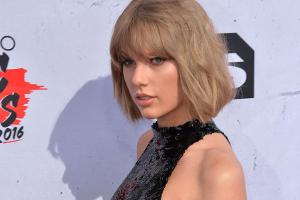 Taylor Swift: Große Liebes-Show mit Tom Hiddleston bei Strand-Party