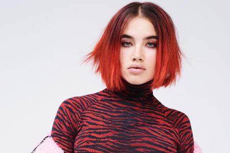 Ismaya Ffrench trägt gemusterte Leggings mit Rollkragenpullover, dazu eine gefütterte Lederjacke