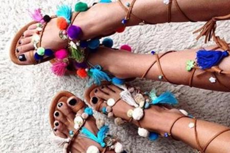 Pom-Pom-Schuhe sind in diesem Sommer der Hingucker