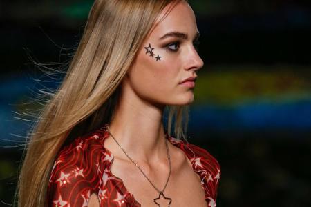 Sternen-Applikation: Bei der Fashion-Show von Tommy Hilfiger wurde der eben vorgestellte Beauty-Trend mit einem Hauch Extrav...