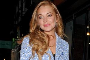 Lindsay Lohan knipst Weihnachtsbaum in Kettering an