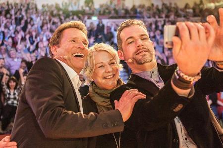 Krimifestival München: Christian Tramitz, Rita Falk und Moderator Florian Wagner (v.l.n.r.) nach der Show im Circus Krone Bau