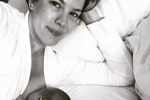 Liv Tyler: So glücklich sieht sie beim Stillen aus