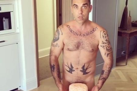 Ein nackter Robbie Williams mit Kuchen: Wo soll man hier nur zuerst hinschauen?