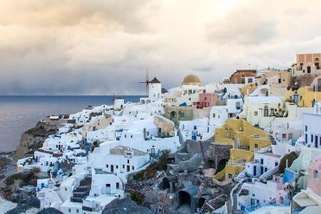 Santorin, Griechenland (Platz 5): Willkommen im Mittelmeer, genauer gesagt auf den Kykladen. Die zuckerwürfelartigen Wohnhäu...