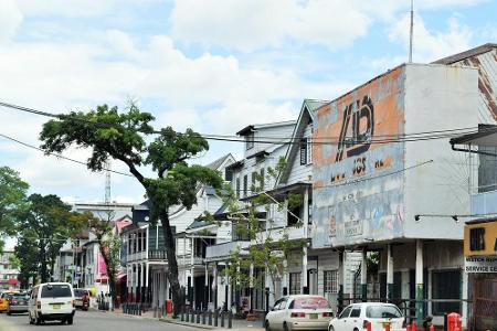 An der Nordostküste Südamerikas liegt Suriname, eine ehemalige holländische Kolonie. Vor allem ein geringes Pro-Kopf-Einkomm...