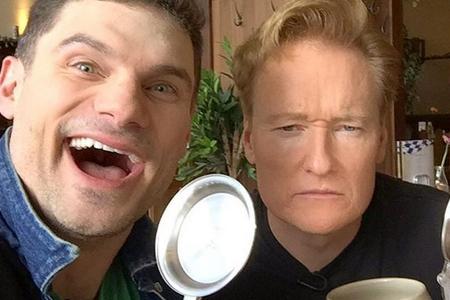 Conan O'Brien (r.) scheint das deutsche Bier noch nicht so gut zu schmecken wie Youtuber Flula Borg