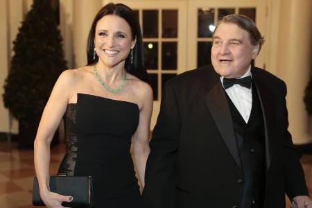 Julia Louis-Dreyfus und ihr Vater William bei einem von Barack Obama gehosteten Dinner im Jahr 2014 Julia Louis-Dreyfus und ihr Vater William bei einem von Barack Obama gehosteten Dinner im Jahr 2014