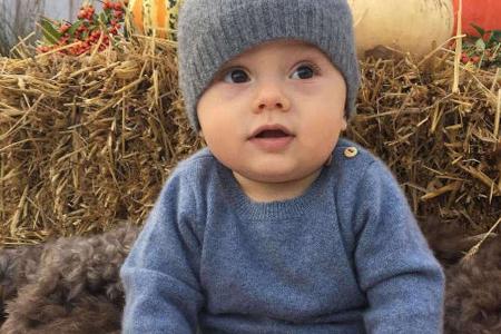Prinz Oscar von Schweden posiert schon wie ein Profi Prinz Oscar von Schweden posiert schon wie ein Profi