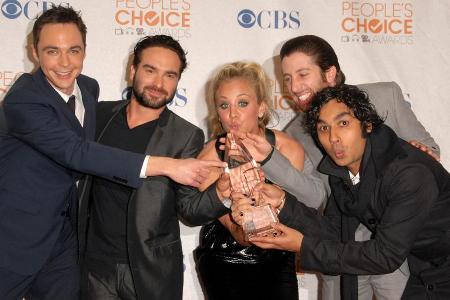 Kaley Cuoco mit ihren Co-Stars Jim Parsons (v.l.n.r.), Johnny Galecki, Simon Helberg und Kunal Nayyar