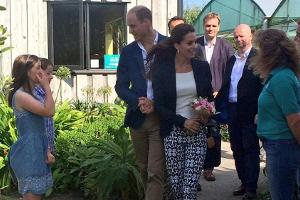 Herzogin Kate zeigt sich in lässiger Hose