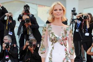 Eva Herzigova im Transparent-Kleid auf dem roten Teppich