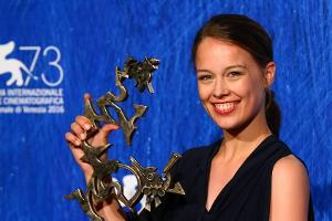 Paula Beer räumt bei den Filmfestspielen in Venedig ab