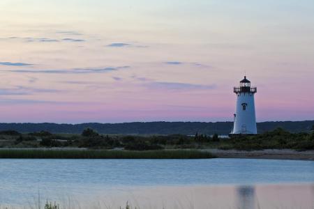 Wahrzeichen der Insel ist der Leuchtturm der Hauptstadt Edgartown. Das Original wurde 1828 gut 200 Meter vor der Küste Viney...