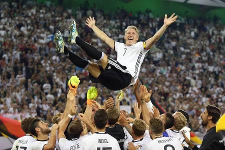 Bastian Schweinsteiger wird von seinen Mitspielern in die Luft geworfen Bastian Schweinsteiger wird von seinen Mitspielern in die Luft geworfen