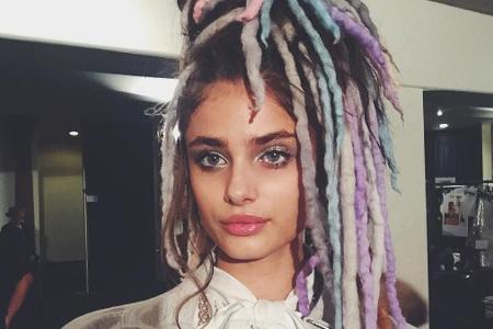 Model Taylor Hill postete diese Foto aus dem Backstage-Bereich der Fashion Show auf Instagram