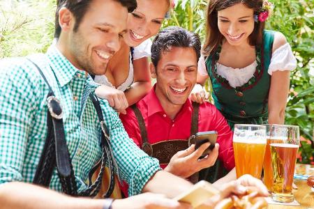 Für das Oktoberfest sind die richtigen Apps auf dem Smartphone mindestens genauso wichtig wie das passende Outfit