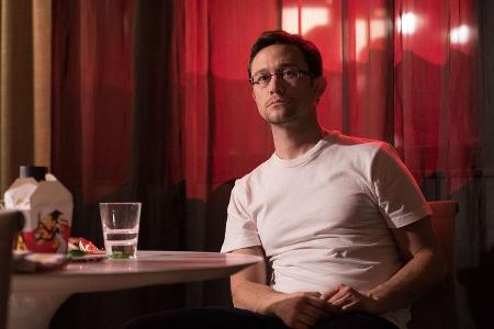 Edward Snowden (Joseph Gordon-Levitt) enthüllt im Hotel in Hongkong brisante Details über die Überwachungsmethoden der NSA