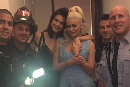 Die Jenner-Schwestern posieren nach ihrer Rettung mit den Feuerwehrmännern Die Jenner-Schwestern posieren nach ihrer Rettung mit den Feuerwehrmännern