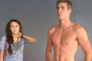 Liam Hemsworth überrascht mit altem Liebes-Foto