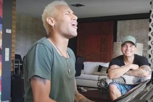 "Neymusico": Fußballer Neymar jault am Klavier