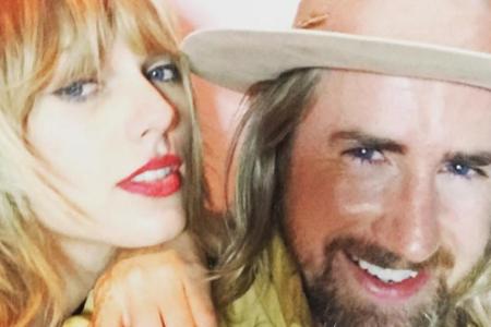 Taylor Swift posiert mit Stylist Gareth Brommel