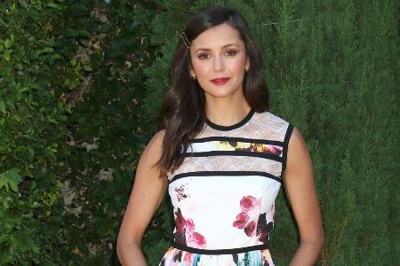 Nina Dobrev im weißen Kleid mit Blumenprint Nina Dobrev im weißen Kleid mit Blumenprint