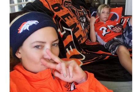 Kate Hudson und ihr Sohn Ryder schauen gemeinsam Football Kate Hudson und ihr Sohn Ryder schauen gemeinsam Football
