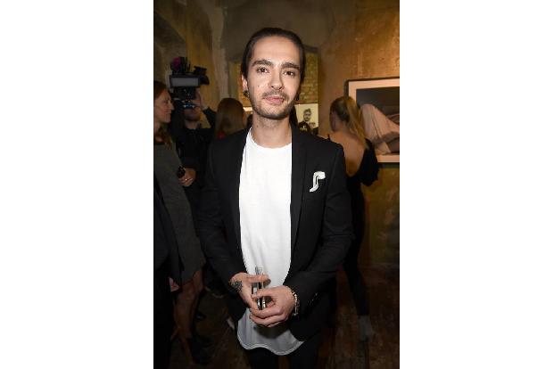 ...erhielt klarer Weise Bruder Tom Kaulitz, der sich, wie für eine Vernissage auch perfekt passend, in ein schwarzes Sakko m...