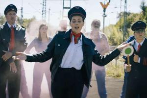 Eko Fresh rappt in Werbevideo für DB Regio Bayern