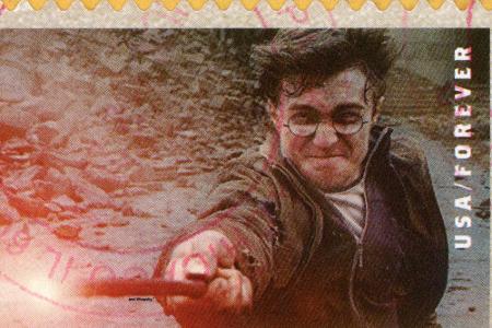 Harry Potter gibt es sogar auf Briefmarken. J.K. Rowlings Geschichten rund um den Zauberlehrling machten die Autorin zur Mul...