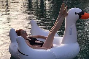"Schwanenprinzessin" Barbara Meier genießt den Sommer