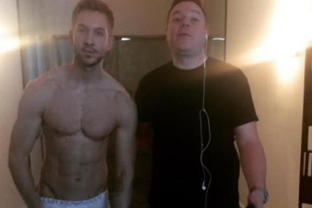 Calvin Harris (l.) gratuliert Mark Gillespie (r.) mit diesem Foto Calvin Harris (l.) gratuliert Mark Gillespie (r.) mit diesem Foto