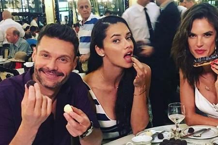 Arbeiten in Rio hat auch seine Vorzüge. Ryan Seacrest, Adriana Lima und Alessandra Ambrosio genießen es.