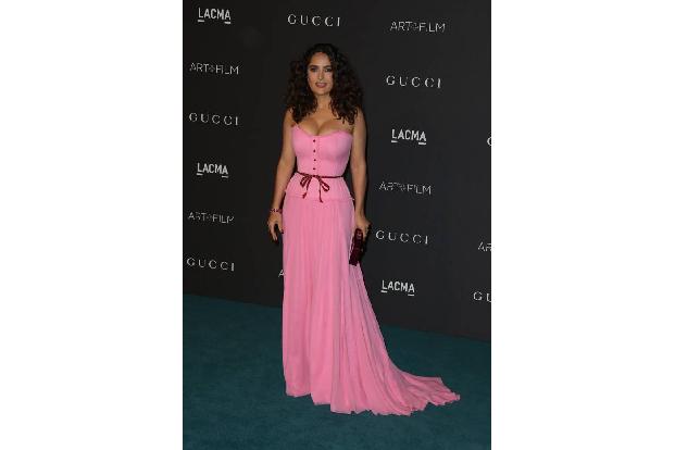 ...dem üppigen Dekolleté. Das bodenlange, roséfarbene Balconette-Kleid pushte obenrum alles hoch und in der Mitte formte sic...