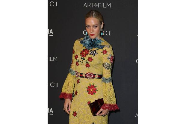 ...zurückhaltender aus, als die Farb-, Textil- und Musterexplosion, die Chloë Sevigny aufbot. Zum Glück hatte sie sich auch ...