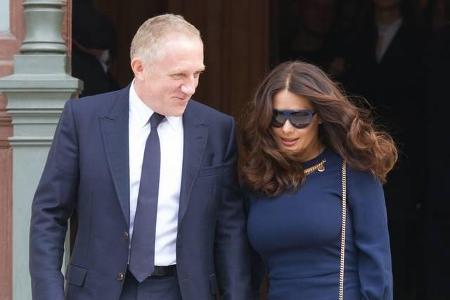 ...mit ihrem Ehemann François-Henri Pinault in Paris unterwegs. Außer der Show von Stella McCartney wollte die 49-jährige Me...