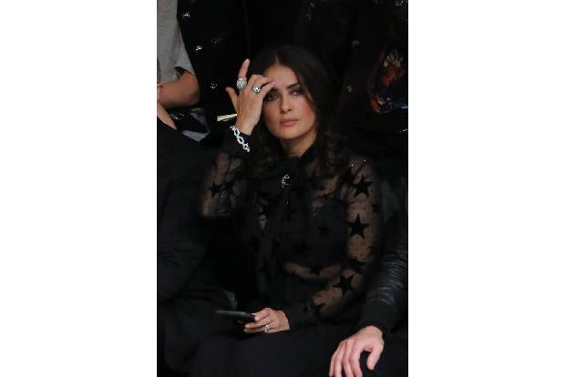 ...für Frau Hayek, die gespannt ihren Sitz in der Front Row bezog. Dann ging es auch schon los und die Frauenmode für Frühja...