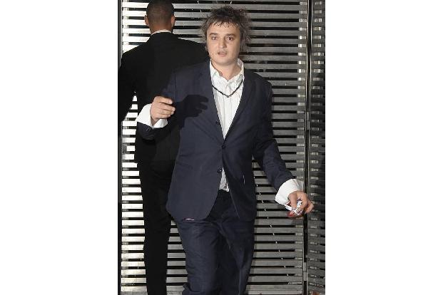 ...kam Pete Doherty daher. Der Sänger der Band The Libertines ist ja eher dafür bekannt, auf seinen eigenen Konzerten nicht ...
