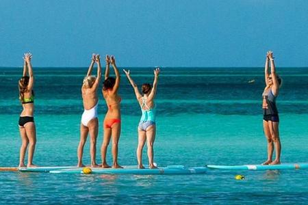 Die Stunde findet unter Anleitung eines Yoga-Lehrers statt